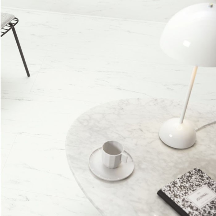 Kioner | PAVIMENTO VINÍLICO QUICK STEP CARRERA BLANCO